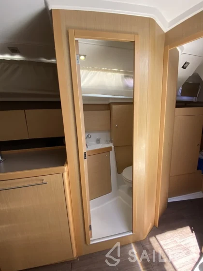 Oceanis 38 - Yacht Charter Sailica