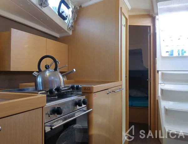Oceanis 38 - Yacht Charter Sailica