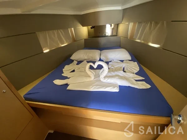 Oceanis 38 - Yacht Charter Sailica