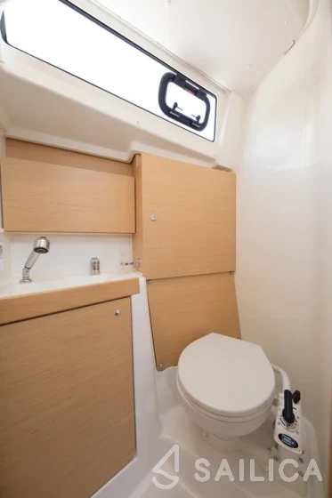 Oceanis 38.1 - Yacht Charter Sailica