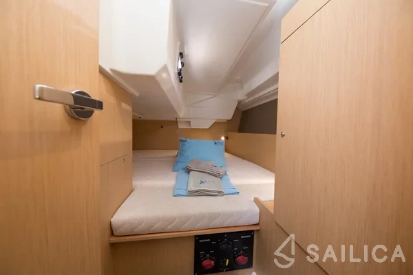 Oceanis 38.1 - Yacht Charter Sailica