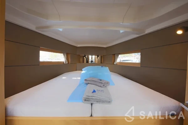 Oceanis 38.1 - Yacht Charter Sailica