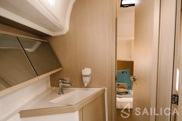 Oceanis 40.1 - Yacht Charter Sailica