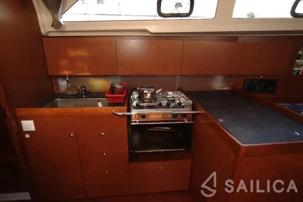 Oceanis 41.1 - Yacht Charter Sailica