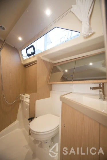 Oceanis 41.1 - Yacht Charter Sailica