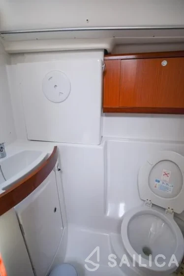 Oceanis 43 - Yacht Charter Sailica