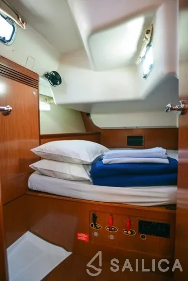 Oceanis 43 - Yacht Charter Sailica