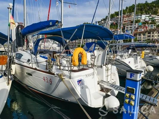 Oceanis 43 - Yacht Charter Sailica