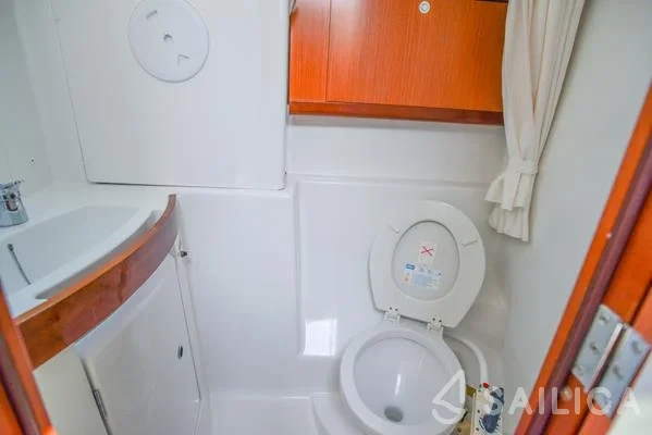 Oceanis 43 - Yacht Charter Sailica
