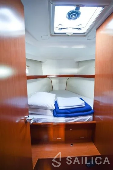 Oceanis 43 - Yacht Charter Sailica