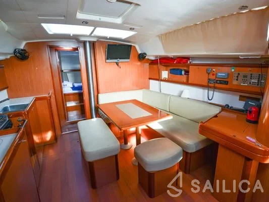 Oceanis 43 - Yacht Charter Sailica
