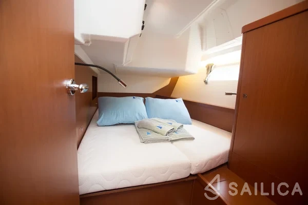 Oceanis 45 - Yacht Charter Sailica