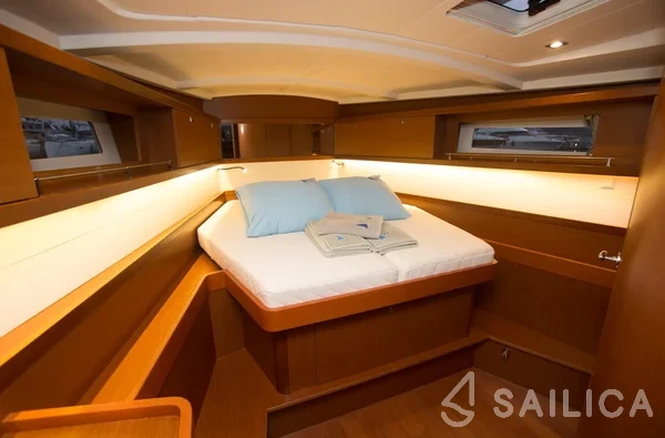 Oceanis 45 - Yacht Charter Sailica