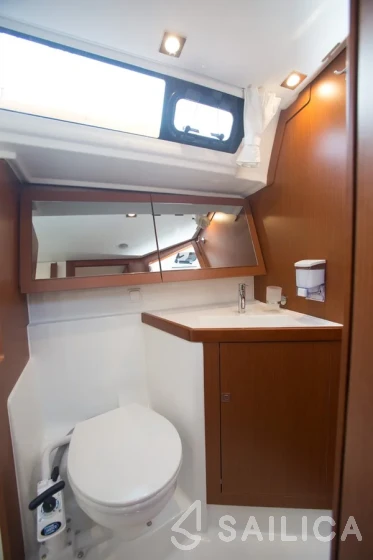 Oceanis 45 - Yacht Charter Sailica