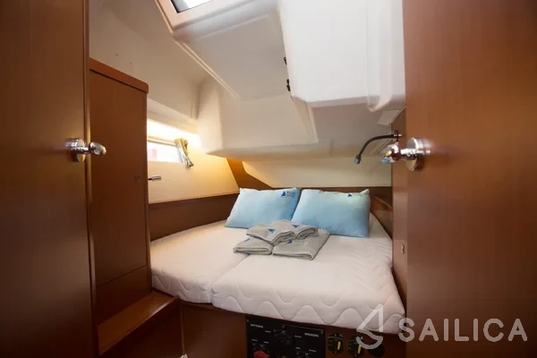 Oceanis 45 - Yacht Charter Sailica