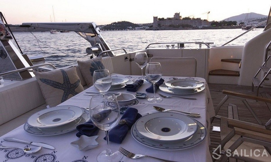 Fairline Squadron 65 - Yacht Charter Sailica