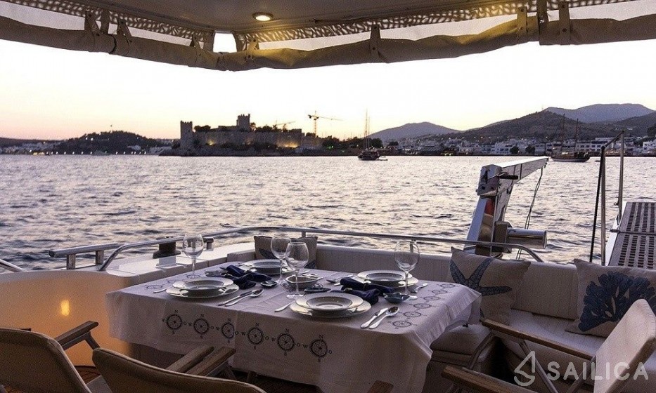Fairline Squadron 65 - Yacht Charter Sailica