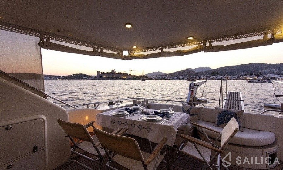 Fairline Squadron 65 - Yacht Charter Sailica