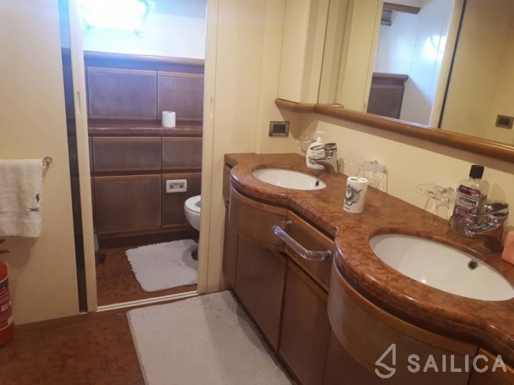 Ferretti 94 - Yacht Charter Sailica