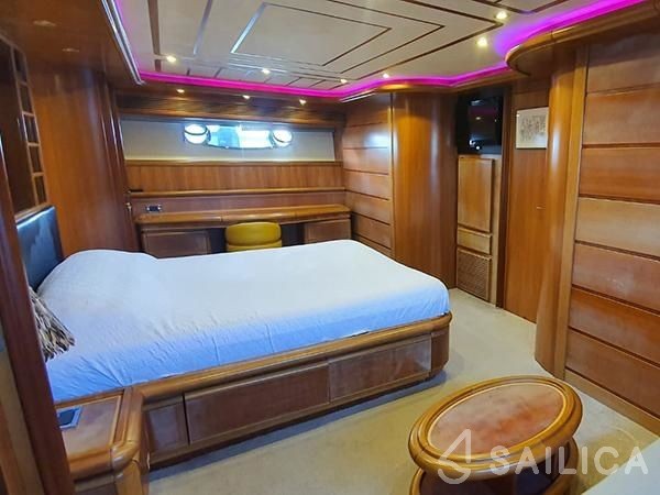 Ferretti 94 - Yacht Charter Sailica