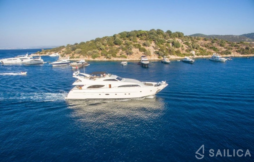 Ferretti 94 - Yacht Charter Sailica