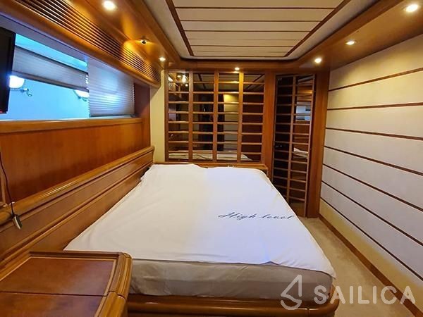 Ferretti 94 - Yacht Charter Sailica