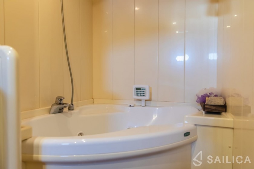 Ferretti 94 - Yacht Charter Sailica