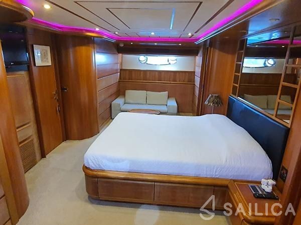 Ferretti 94 - Yacht Charter Sailica