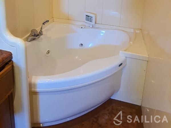 Ferretti 94 - Yacht Charter Sailica