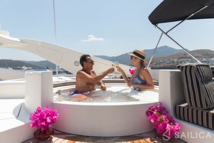 Ferretti 94 - Yacht Charter Sailica