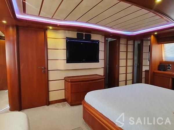 Ferretti 94 - Yacht Charter Sailica
