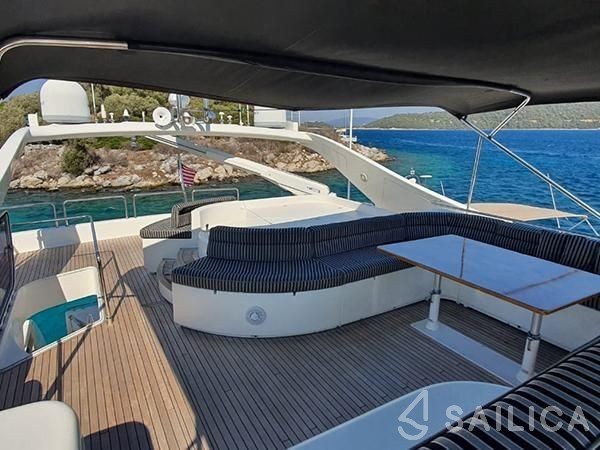 Ferretti 94 - Yacht Charter Sailica