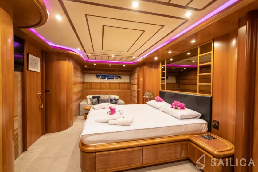 Ferretti 94 - Yacht Charter Sailica
