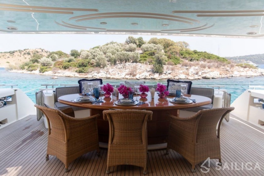 Ferretti 94 - Yacht Charter Sailica