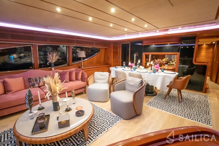 Ferretti 94 - Yacht Charter Sailica