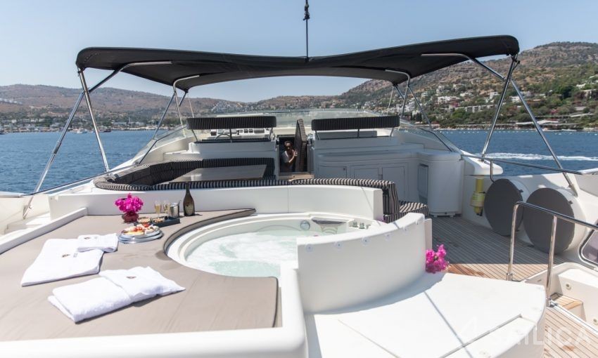 Ferretti 94 - Yacht Charter Sailica