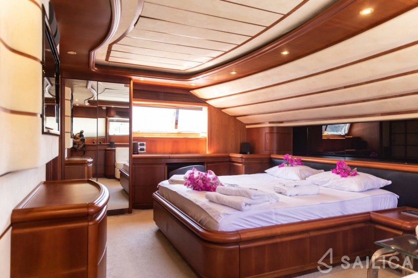 Ferretti 94 - Yacht Charter Sailica