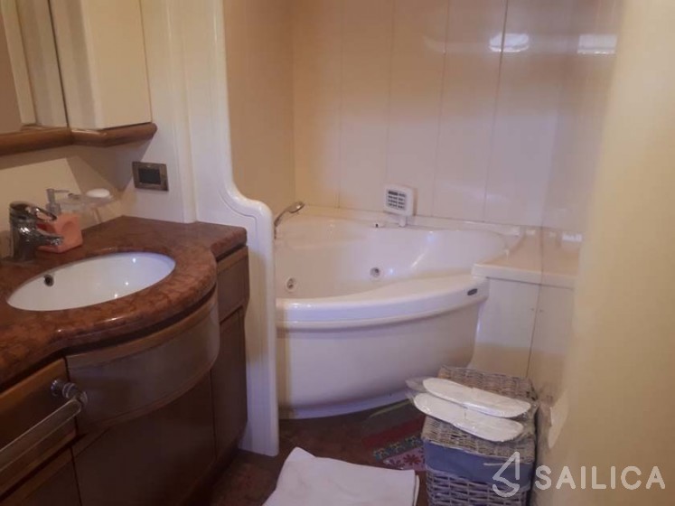 Ferretti 94 - Yacht Charter Sailica