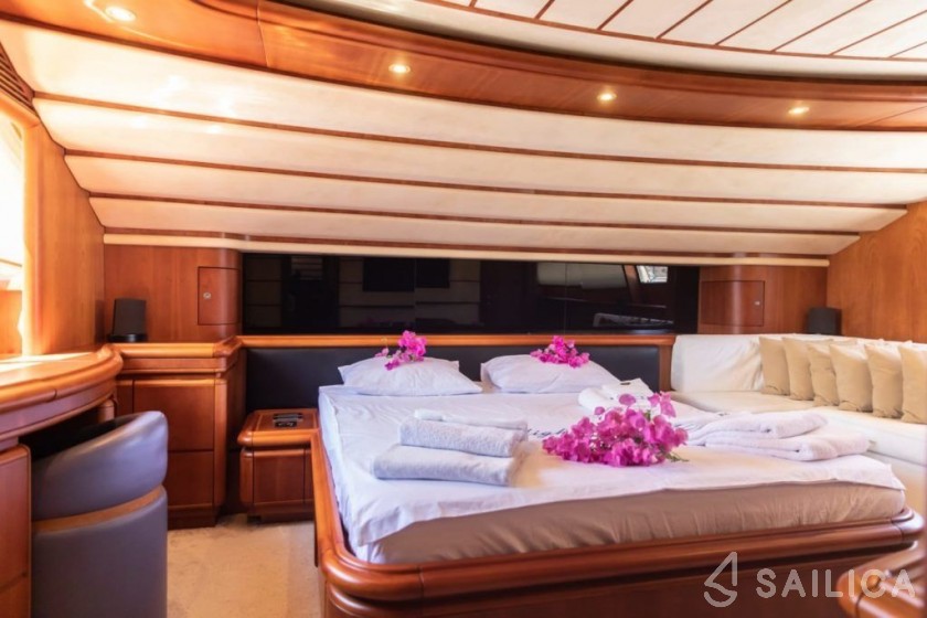 Ferretti 94 - Yacht Charter Sailica