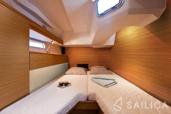Jeanneau 53 - Yacht Charter Sailica