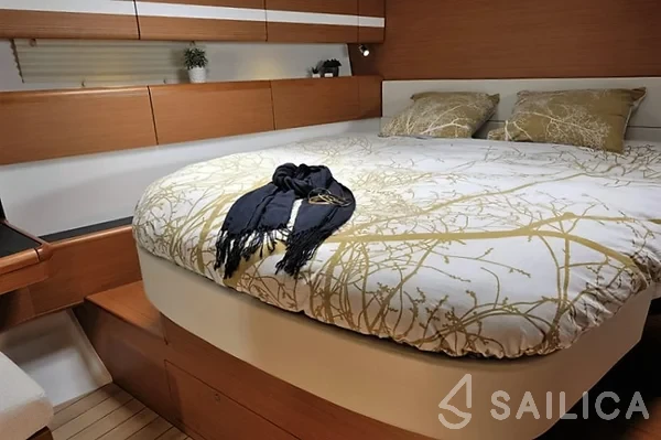 Jeanneau 53 - Yacht Charter Sailica