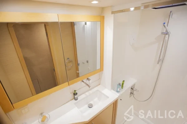 Lagoon 450 - Yacht Charter Sailica