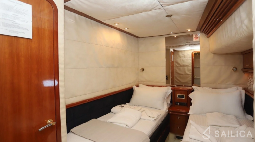 Manhattan 80 - Yacht Charter Sailica