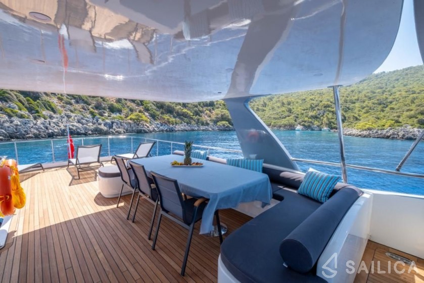 Trawler 24 - Yacht Charter Sailica