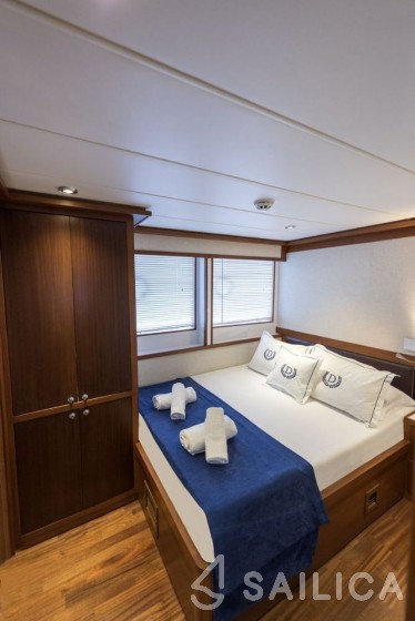 Trawler 65 - Yacht Charter Sailica
