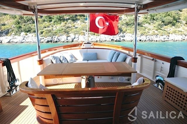 Trawler 78 - Yacht Charter Sailica