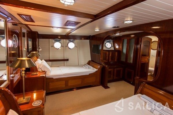 Trawler 78 - Yacht Charter Sailica