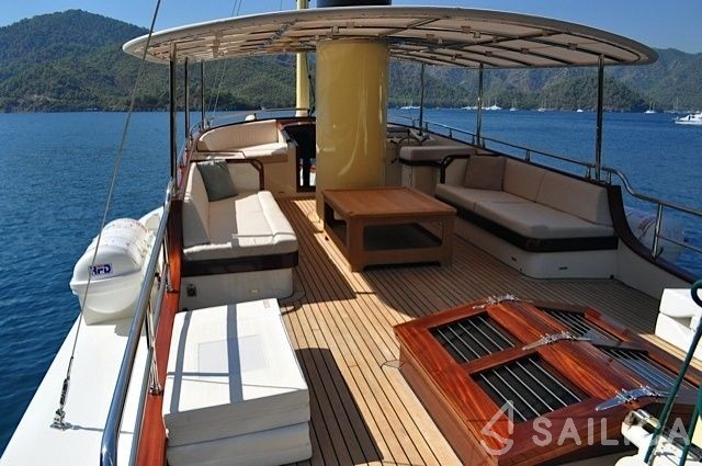 Trawler 78 - Yacht Charter Sailica