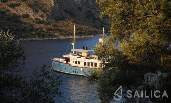Trawler 78 - Yacht Charter Sailica