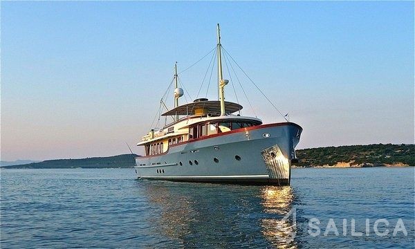 Trawler 78 - Yacht Charter Sailica